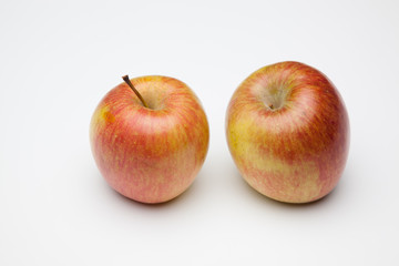 Manzana fuji, fruta sana y saludable, llena de vitaminas, sobre fondo blanco