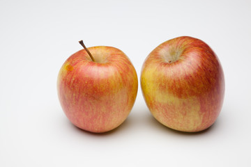 Manzana fuji, fruta sana y saludable, llena de vitaminas, sobre fondo blanco