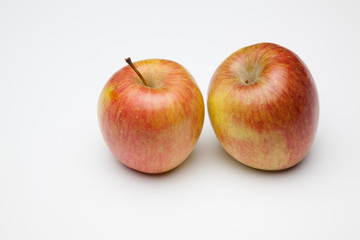 Manzana fuji, fruta sana y saludable, llena de vitaminas, sobre fondo blanco