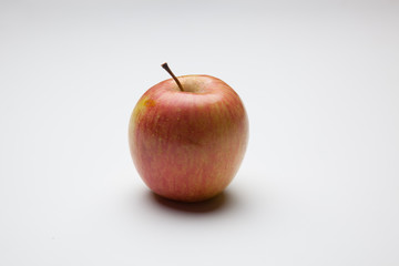 Manzana fuji, fruta sana y saludable, llena de vitaminas, sobre fondo blanco