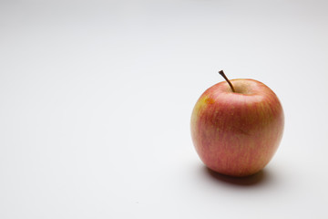 Manzana fuji, fruta sana y saludable, llena de vitaminas, sobre fondo blanco