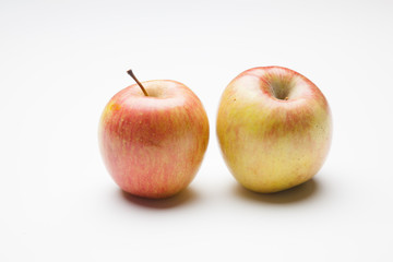 Manzana fuji, fruta sana y saludable, llena de vitaminas, sobre fondo blanco