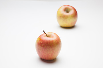 Manzana fuji, fruta sana y saludable, llena de vitaminas, sobre fondo blanco