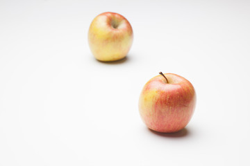 Manzana fuji, fruta sana y saludable, llena de vitaminas, sobre fondo blanco