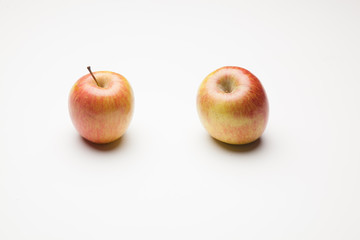 Manzana fuji, fruta sana y saludable, llena de vitaminas, sobre fondo blanco