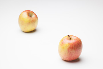 Manzana fuji, fruta sana y saludable, llena de vitaminas, sobre fondo blanco