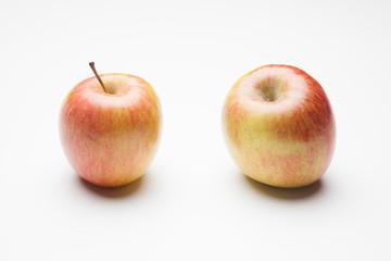 Manzana fuji, fruta sana y saludable, llena de vitaminas, sobre fondo blanco