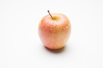 Manzana fuji, fruta sana y saludable, llena de vitaminas, sobre fondo blanco