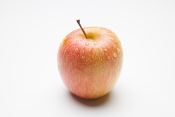 Manzana fuji, fruta sana y saludable, llena de vitaminas, sobre fondo blanco