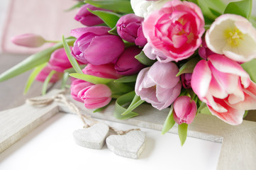 Blumen Strauß in Pink und weiß mit zwei Herzen, sag es mit Liebe