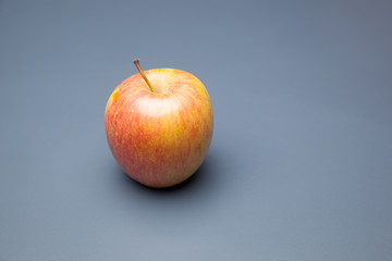 Manzana roja, redonda, sana y saludable preparada para ser comida como postre