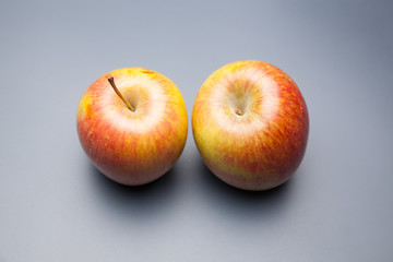 Manzana roja, redonda, sana y saludable preparada para ser comida como postre