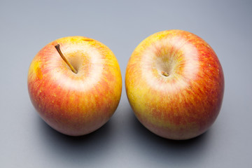 Manzana roja, redonda, sana y saludable preparada para ser comida como postre