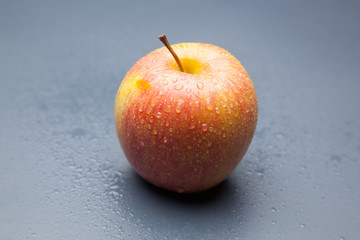 Manzana roja, redonda, sana y saludable preparada para ser comida como postre