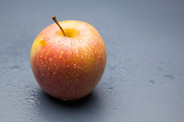 Manzana roja, redonda, sana y saludable preparada para ser comida como postre