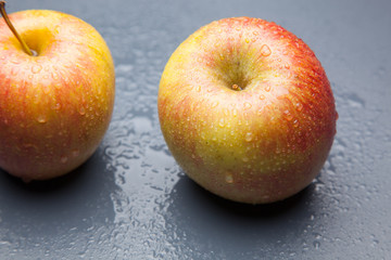 Manzana roja, redonda, sana y saludable preparada para ser comida como postre