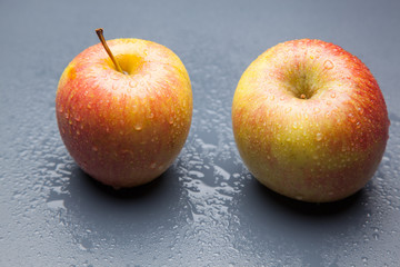 Manzana roja, redonda, sana y saludable preparada para ser comida como postre