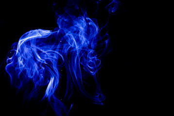Obraz premium Blue smoke on black background