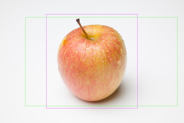 Manzana sana y saludable, preparada para ser ingerida en una comida, con símbolos y diseños