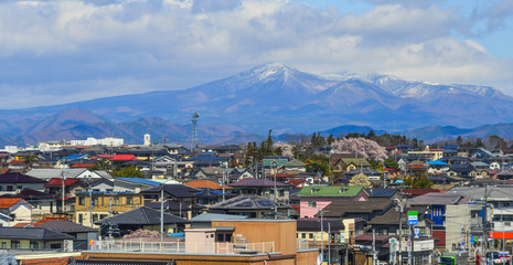 Fototapeta premium Cityscape with snow mountain in sunny day