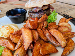 Burger mit Kartoffelecken 