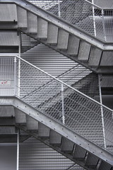 Fototapeta premium Eine Stahltreppe zu einem Parkhaus in Hamm Süden, am EVK-Krankenhaus in Nordrhein-Westfalen.