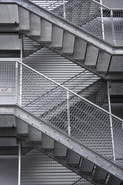 Eine Stahltreppe zu einem Parkhaus in Hamm S&uuml;den, am EVK-Krankenhaus in Nordrhein-Westfalen.