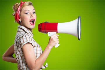 Naklejka premium Młoda piękna blondynki kobieta z głośnikiem