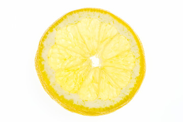 Zitrone in Scheibe mit Schale