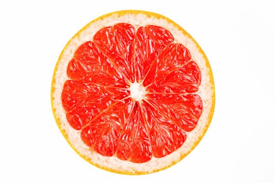 freigestellte Grapefruit in Scheibe mit Schale auf wei&szlig;em Hintergrund