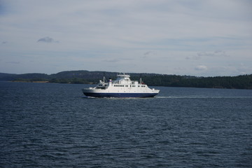 Fototapeta na wymiar Ferry crossing norwegian lake