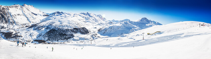 Obraz premium LIVIGNO, ITALY - Feb. 2019 - Skiers skiing in Carosello 3000 ski resort, Livigno, Italy, Europe