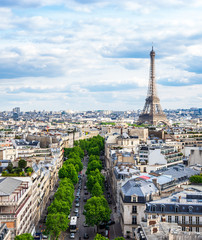 凱旋門から眺めるエッフェル塔とパリ市内
