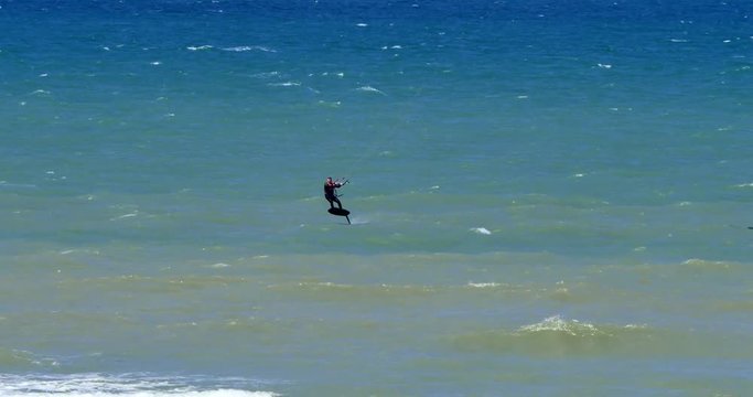 kite surfeur volant au dessus de l'eau grace &agrave; un foil
