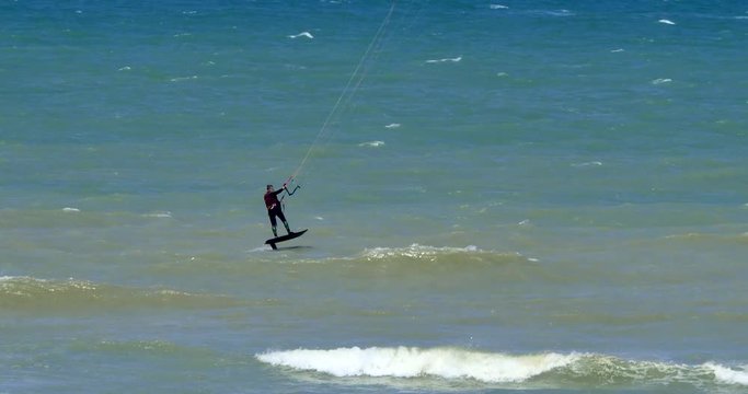 kite surfeur volant au dessus de l'eau grace &agrave; un foil