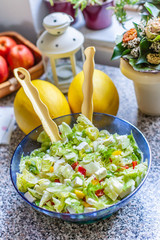 Salat in der Schüssel mit Besteck zum Grillen