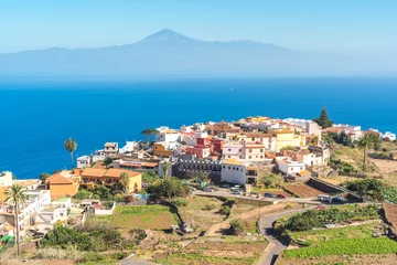 Photo sur Plexiglas les îles Canaries Agulo is a municipalities of the Canary Island of La Gomera. The well-preserved, original village of Agulo is the main town of the municipality. In the back, the Pico del Teide on Tenerife