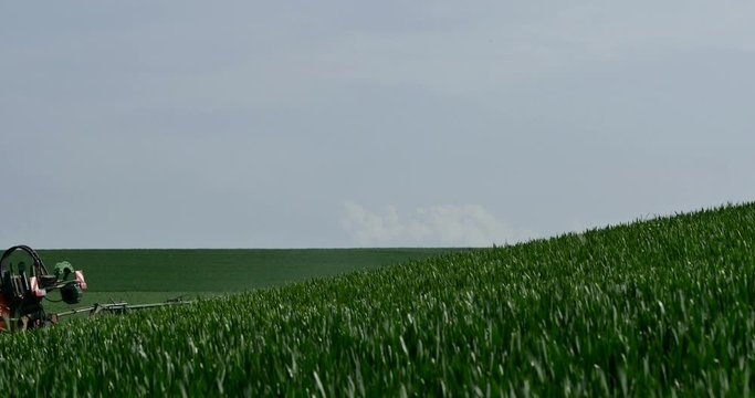tracteur pulv&eacute;risant les champs en gros plan