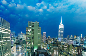 Fototapeta premium Sunset aerial view of Midtown Manhattan skyline from a New York City rooftop