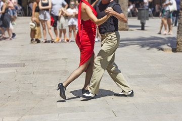 Street couple dancers performing Argentine tango dance - obrazy, fototapety, plakaty