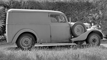 Ein alter Lieferwagen aus der Zeit des zweiten Weltkrieges