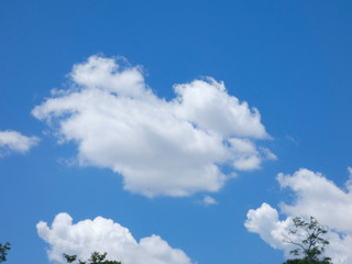 Nubes sobre Cielo azul, fotografía realizada en primavera