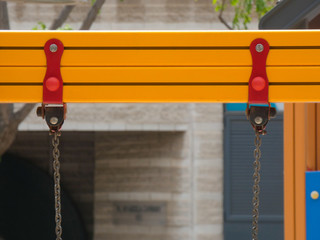 Colores intensos en los columpios de un parque infantil