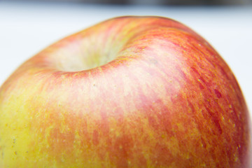 Manzana fresca y sana llena de gotas de agua