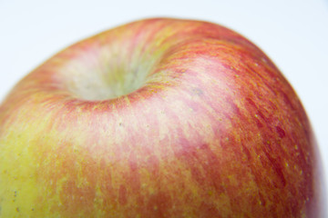 Manzana fresca y sana llena de gotas de agua