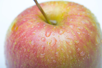 Manzana fresca y sana llena de gotas de agua