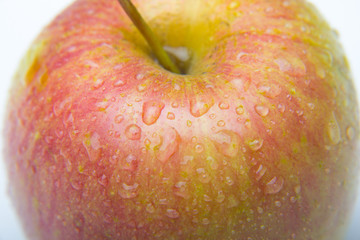 Manzana fresca y sana llena de gotas de agua