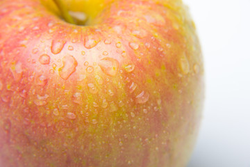 Manzana fresca y sana llena de gotas de agua