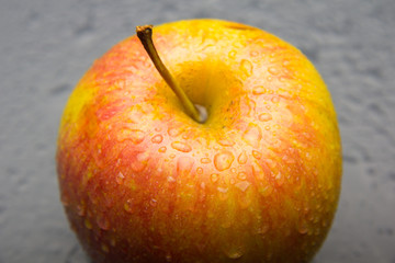 Manzana fresca y sana llena de gotas de agua