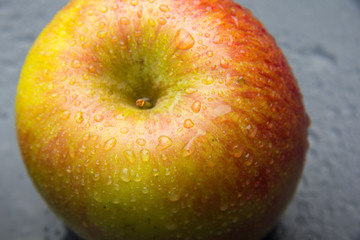 Manzana fresca y sana llena de gotas de agua